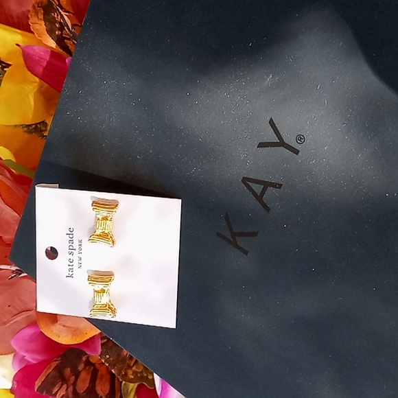 Kate Spade "All Wrapped up" Pearls Short necklace and Bow Earrings Set - Picture 3 of 5